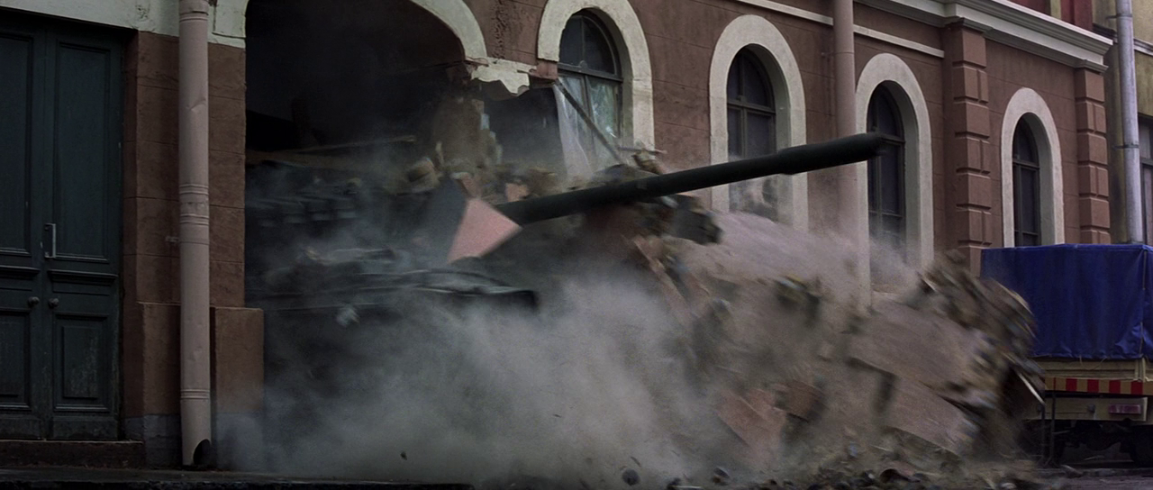 Бонд находит танк и уезжает на нём брать реванш. 