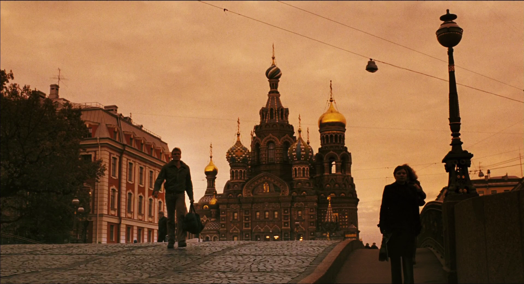 Храм Спаса на Крови – на его фоне, решив все боевые задачи, Лундгрен позирует в заключительных кадрах фильма.