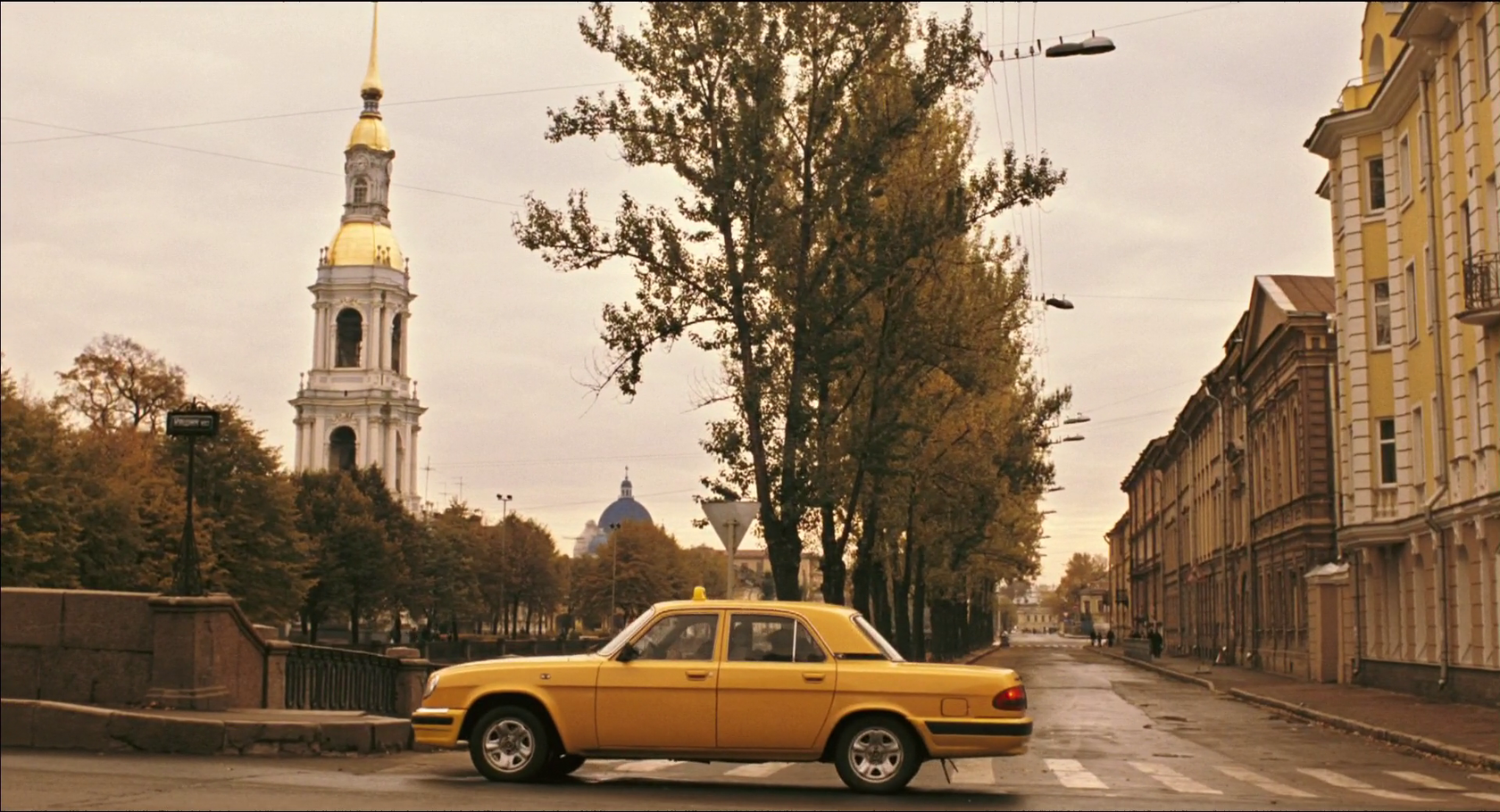 На углу Кашина моста и набережной Крюкова канала Лундгрен выходит из такси и впервые шагает по Петербургу на своих двоих.