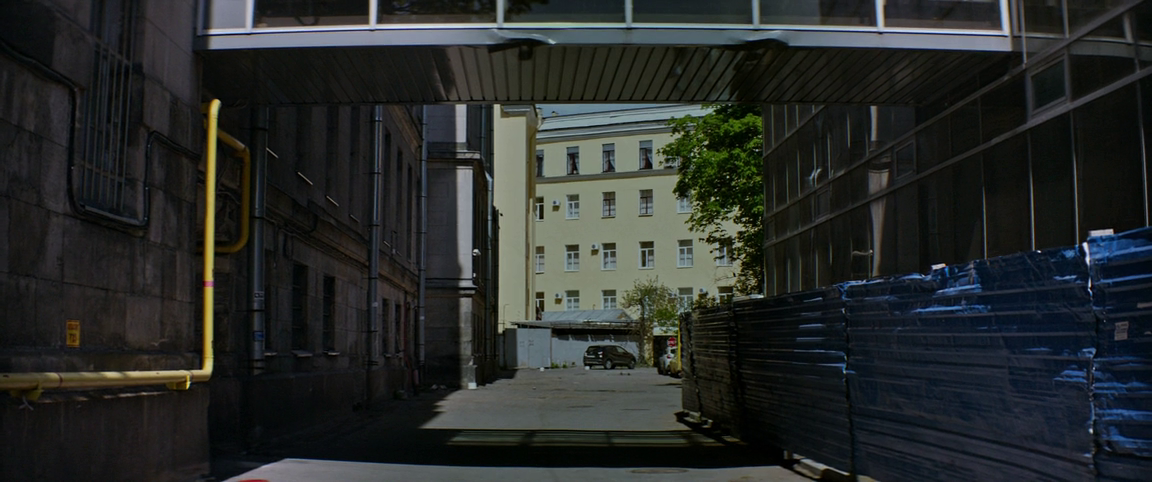 Ривз ныряет в неприметный дворик и «с чёрного входа» проникает в здание Библиотеки Российской академии наук, где его поджидает жадная до бриллиантов мафия.